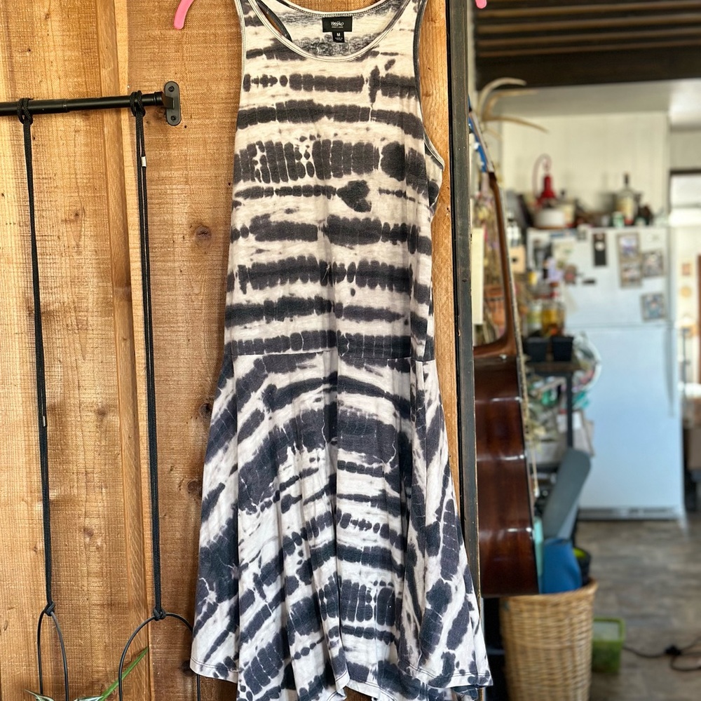 Sleeveless Black and White Tie-Dye Dress